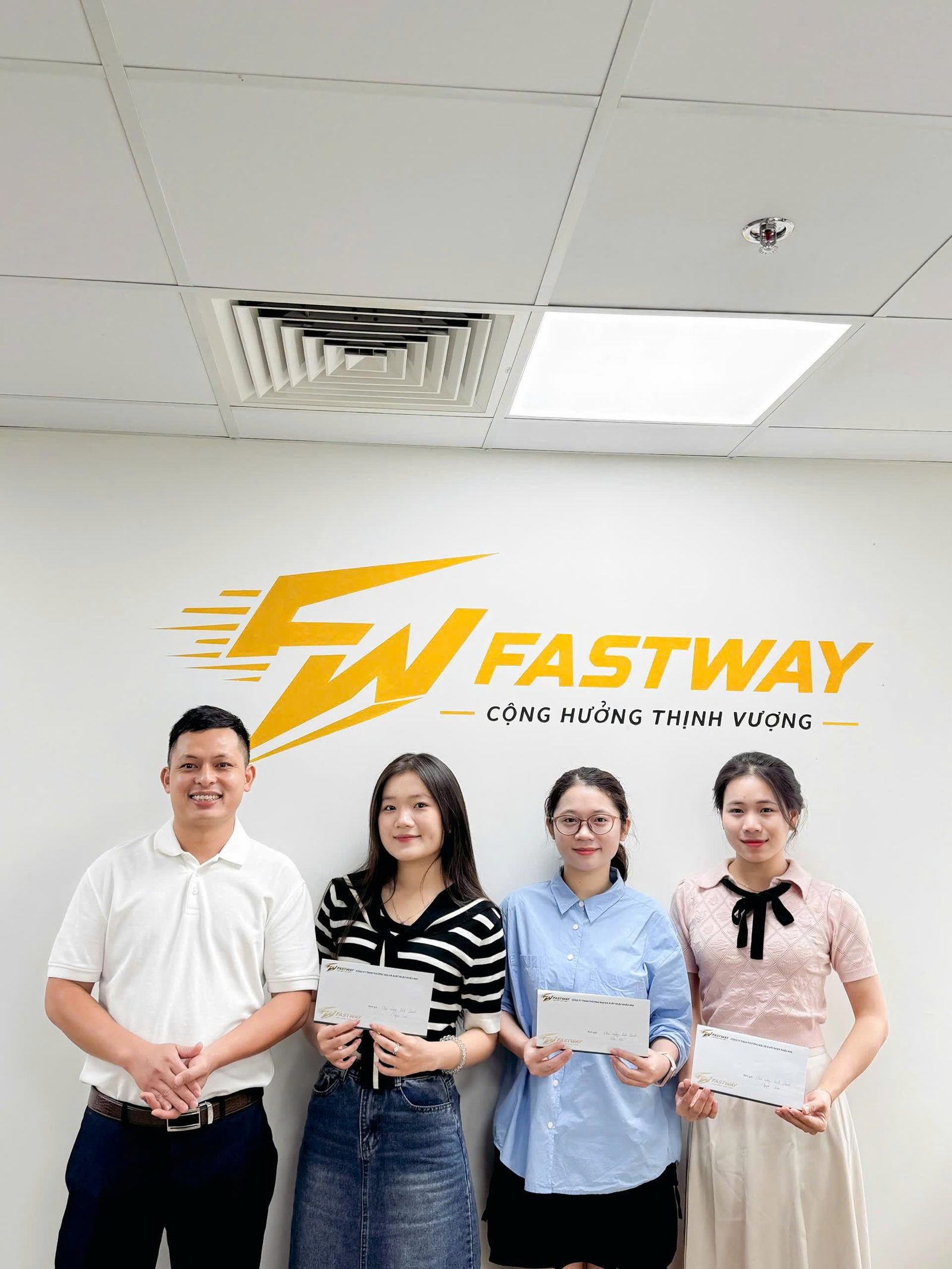 Trao thưởng nhân viên FASTWAY999